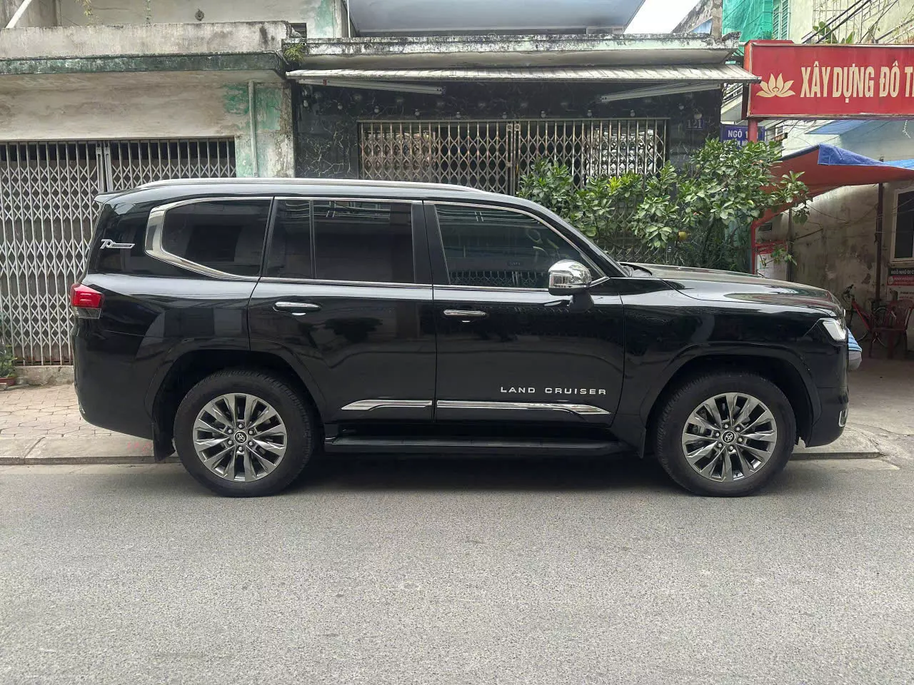 Xe Toyota Land Cruiser LC300 2024, màu đen, xe nhập mới đi 8 nghìn Km như xe mới -1