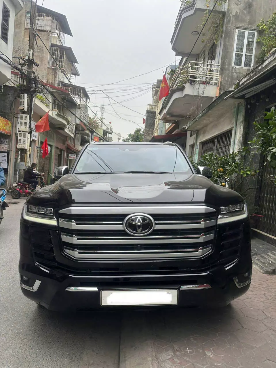 Xe Toyota Land Cruiser LC300 2024, màu đen, xe nhập mới đi 8 nghìn Km như xe mới -0