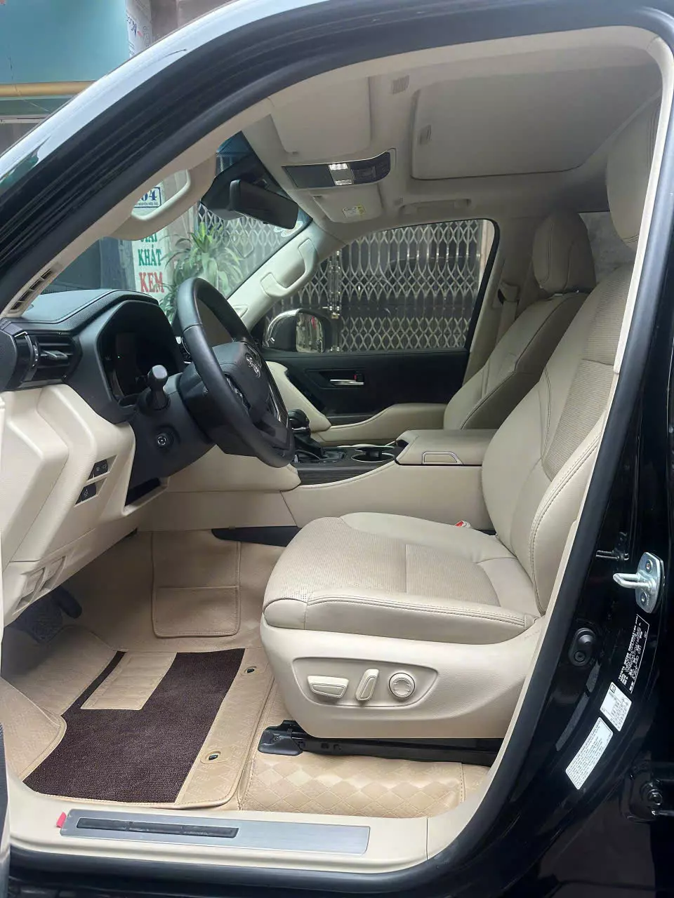 Xe Toyota Land Cruiser LC300 2024, màu đen, xe nhập mới đi 8 nghìn Km như xe mới -2