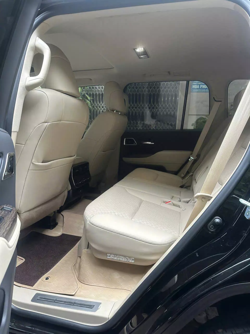 Xe Toyota Land Cruiser LC300 2024, màu đen, xe nhập mới đi 8 nghìn Km như xe mới -4