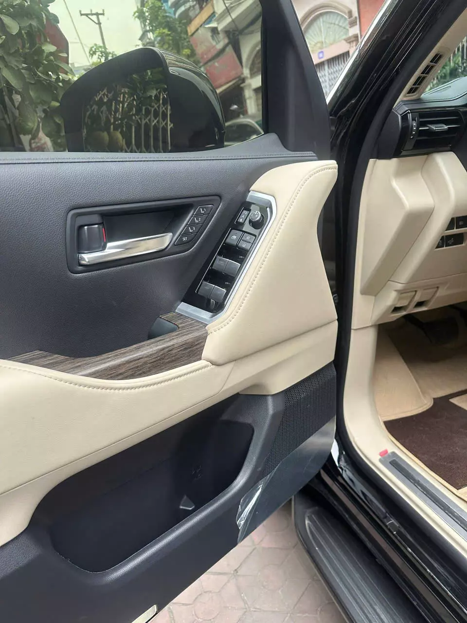 Xe Toyota Land Cruiser LC300 2024, màu đen, xe nhập mới đi 8 nghìn Km như xe mới -3