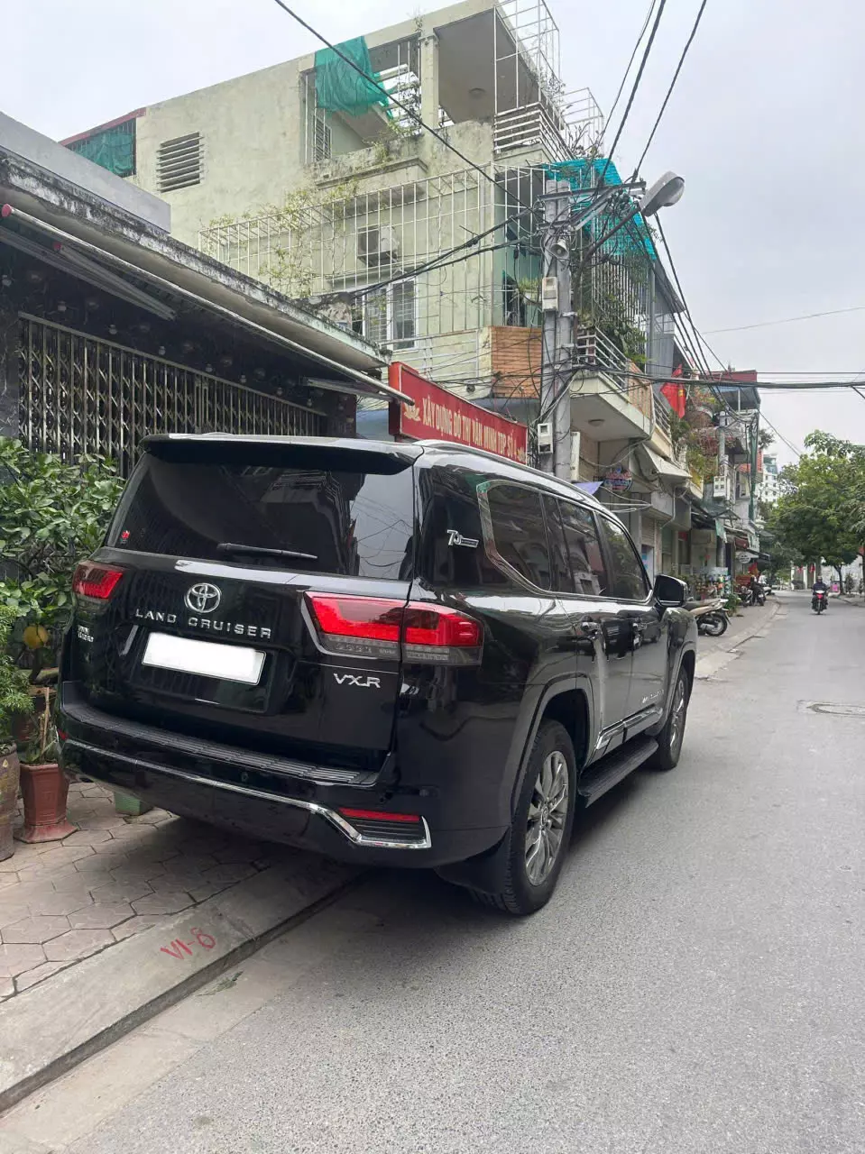Xe Toyota Land Cruiser LC300 2024, màu đen, xe nhập mới đi 8 nghìn Km như xe mới -7