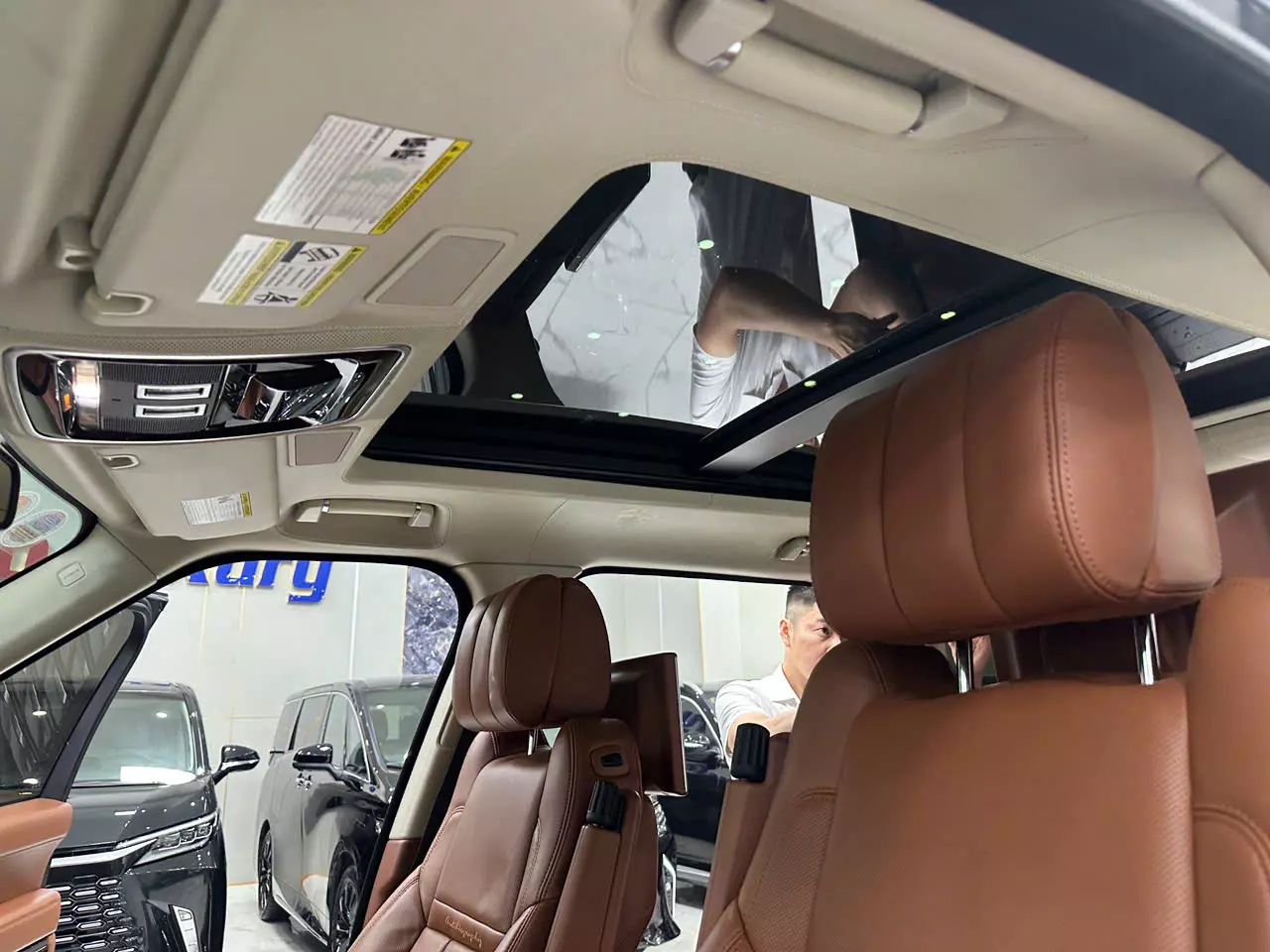 CẦN BÁN XE LandRover Range rover Autobiography LWB Black Edition sản xuất năm 2014 Xe một chủ từ đầu. Xe chủ rất ít đi r-5