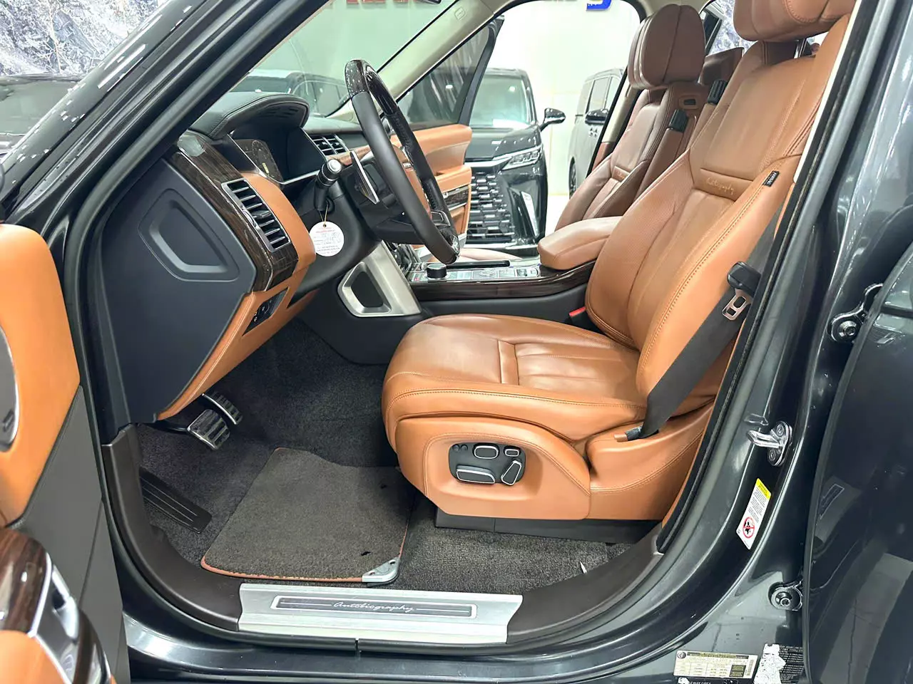 CẦN BÁN XE LandRover Range rover Autobiography LWB Black Edition sản xuất năm 2014 Xe một chủ từ đầu. Xe chủ rất ít đi r-8