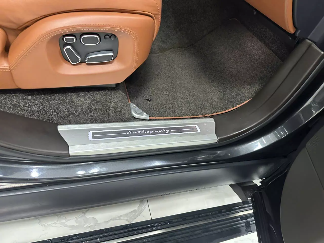 CẦN BÁN XE LandRover Range rover Autobiography LWB Black Edition sản xuất năm 2014 Xe một chủ từ đầu. Xe chủ rất ít đi r-10