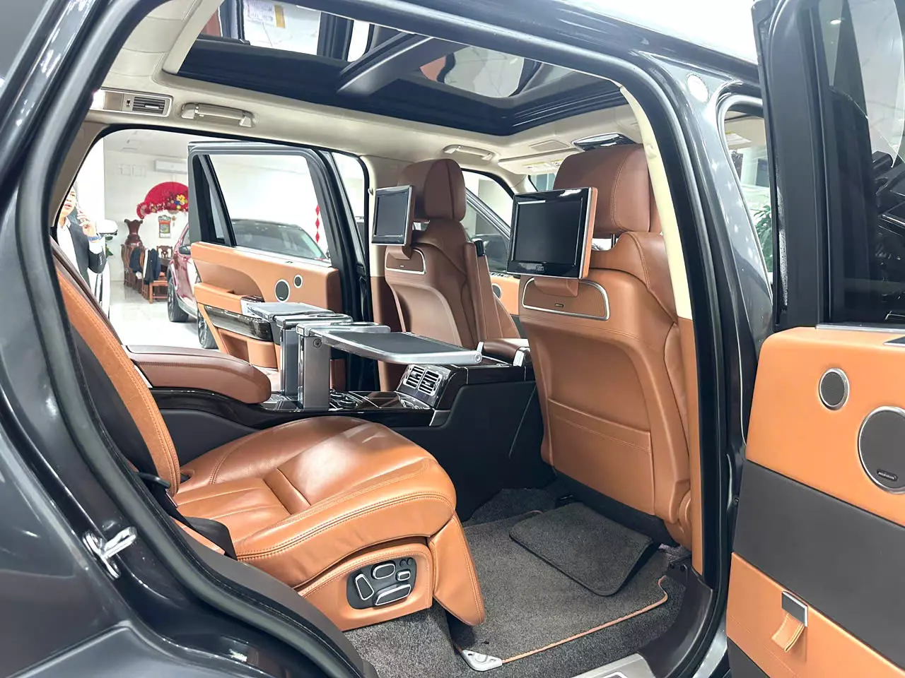 CẦN BÁN XE LandRover Range rover Autobiography LWB Black Edition sản xuất năm 2014 Xe một chủ từ đầu. Xe chủ rất ít đi r-9