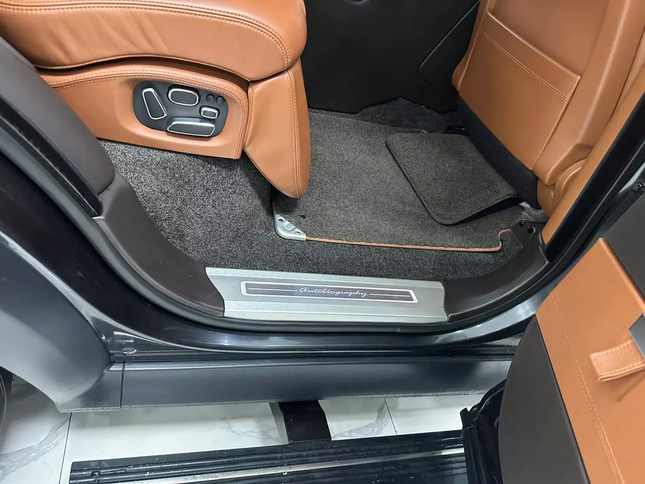 CẦN BÁN XE LandRover Range rover Autobiography LWB Black Edition sản xuất năm 2014 Xe một chủ từ đầu. Xe chủ rất ít đi r-11