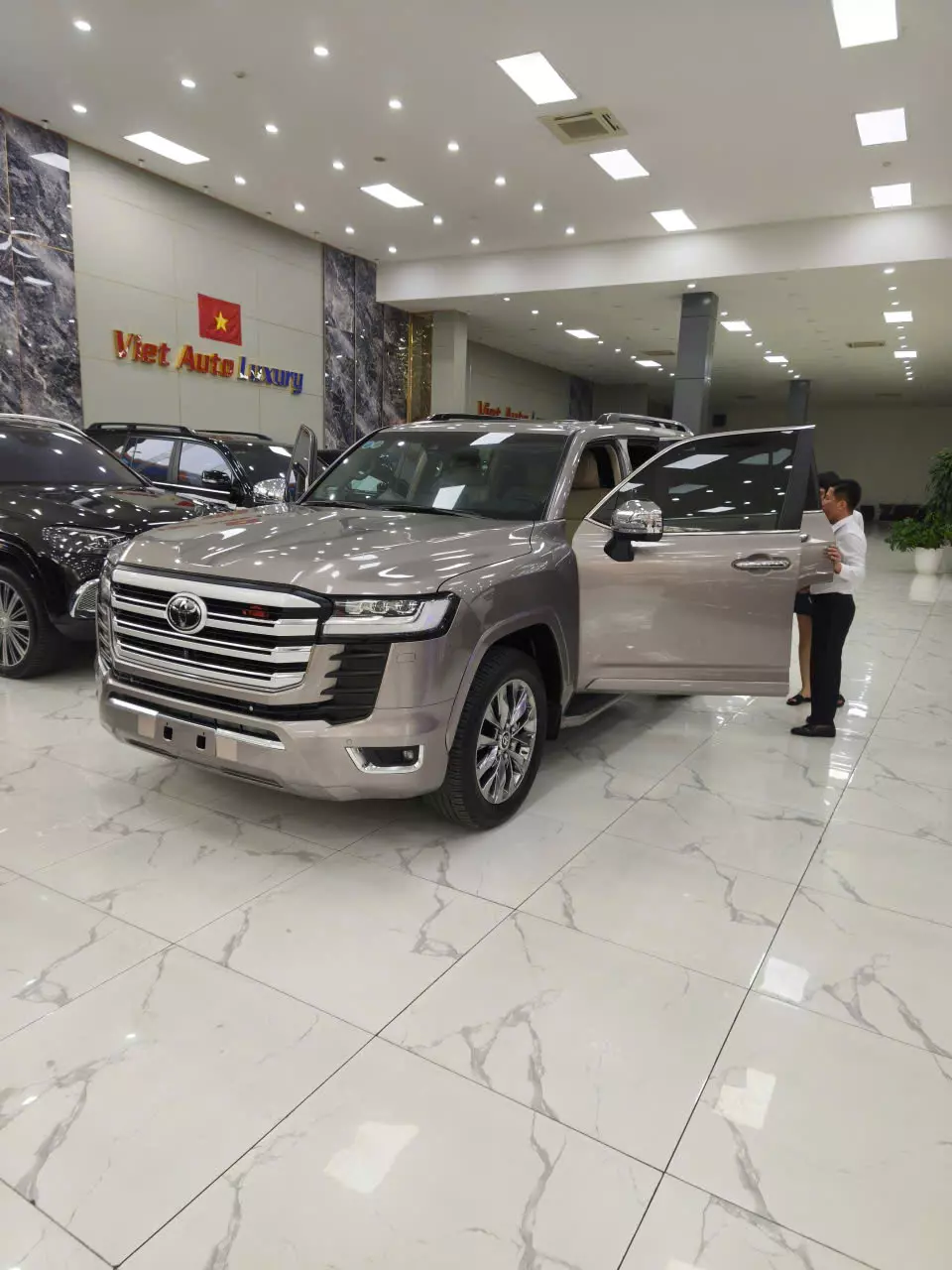  Land Cruiser LC300 Đồng sản xuất 2023 xe một chủ đi có 13.000Km xe siêu mới. Sơn zin cả xe, đã lên Bodikis Trung Đông-3