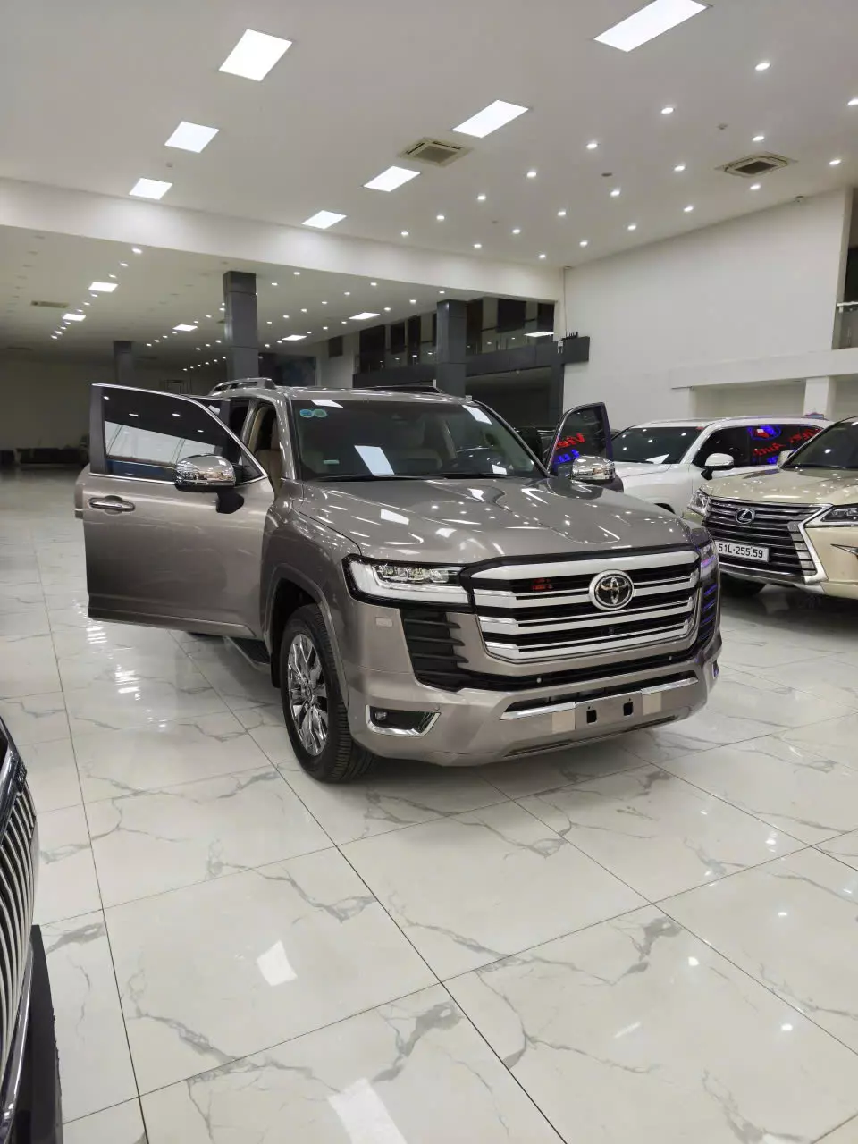  Land Cruiser LC300 Đồng sản xuất 2023 xe một chủ đi có 13.000Km xe siêu mới. Sơn zin cả xe, đã lên Bodikis Trung Đông-1