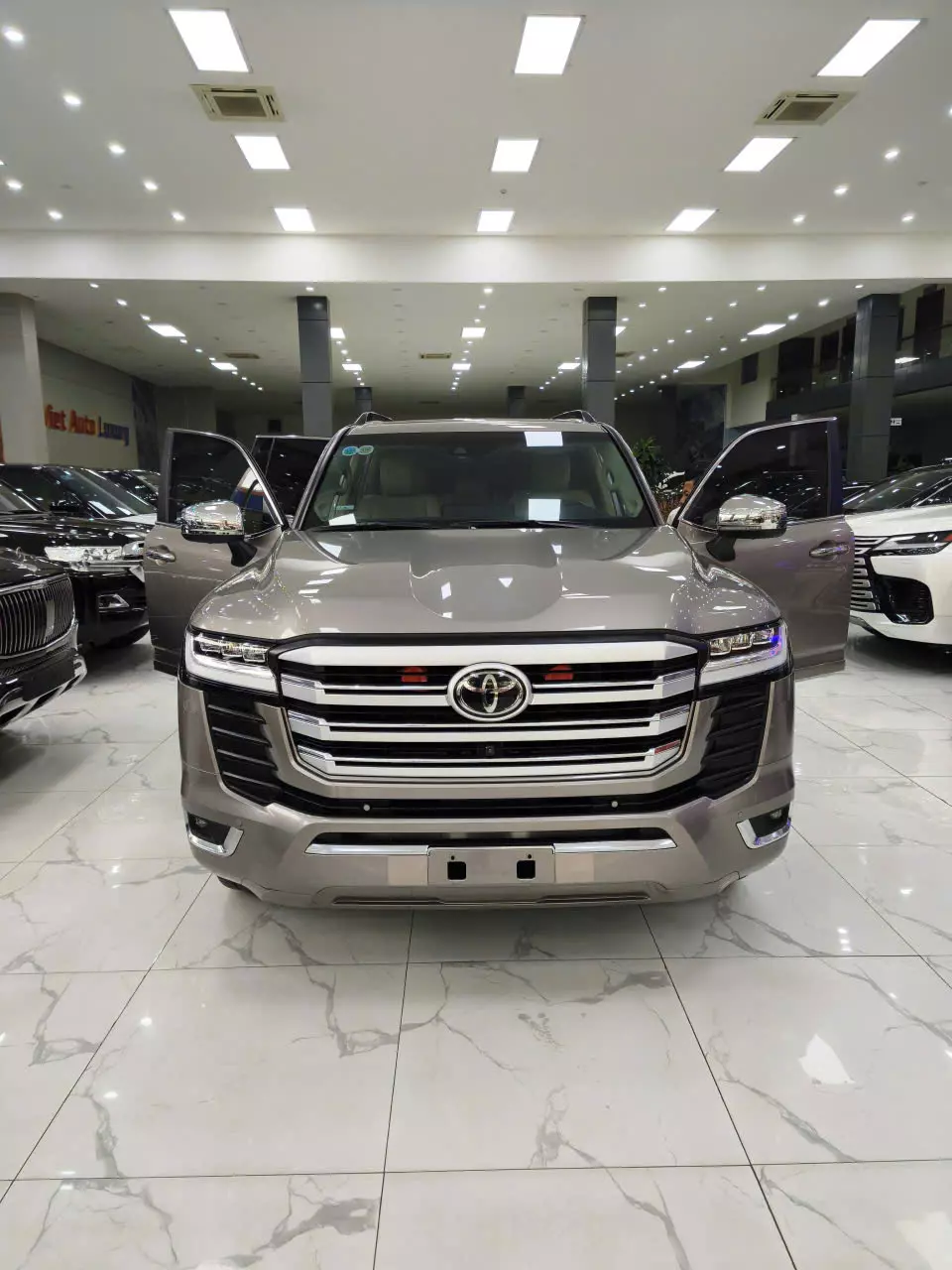  Land Cruiser LC300 Đồng sản xuất 2023 xe một chủ đi có 13.000Km xe siêu mới. Sơn zin cả xe, đã lên Bodikis Trung Đông-0