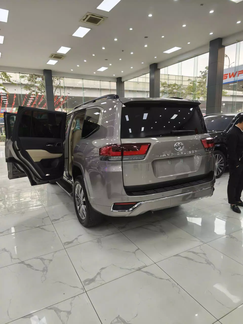  Land Cruiser LC300 Đồng sản xuất 2023 xe một chủ đi có 13.000Km xe siêu mới. Sơn zin cả xe, đã lên Bodikis Trung Đông-4