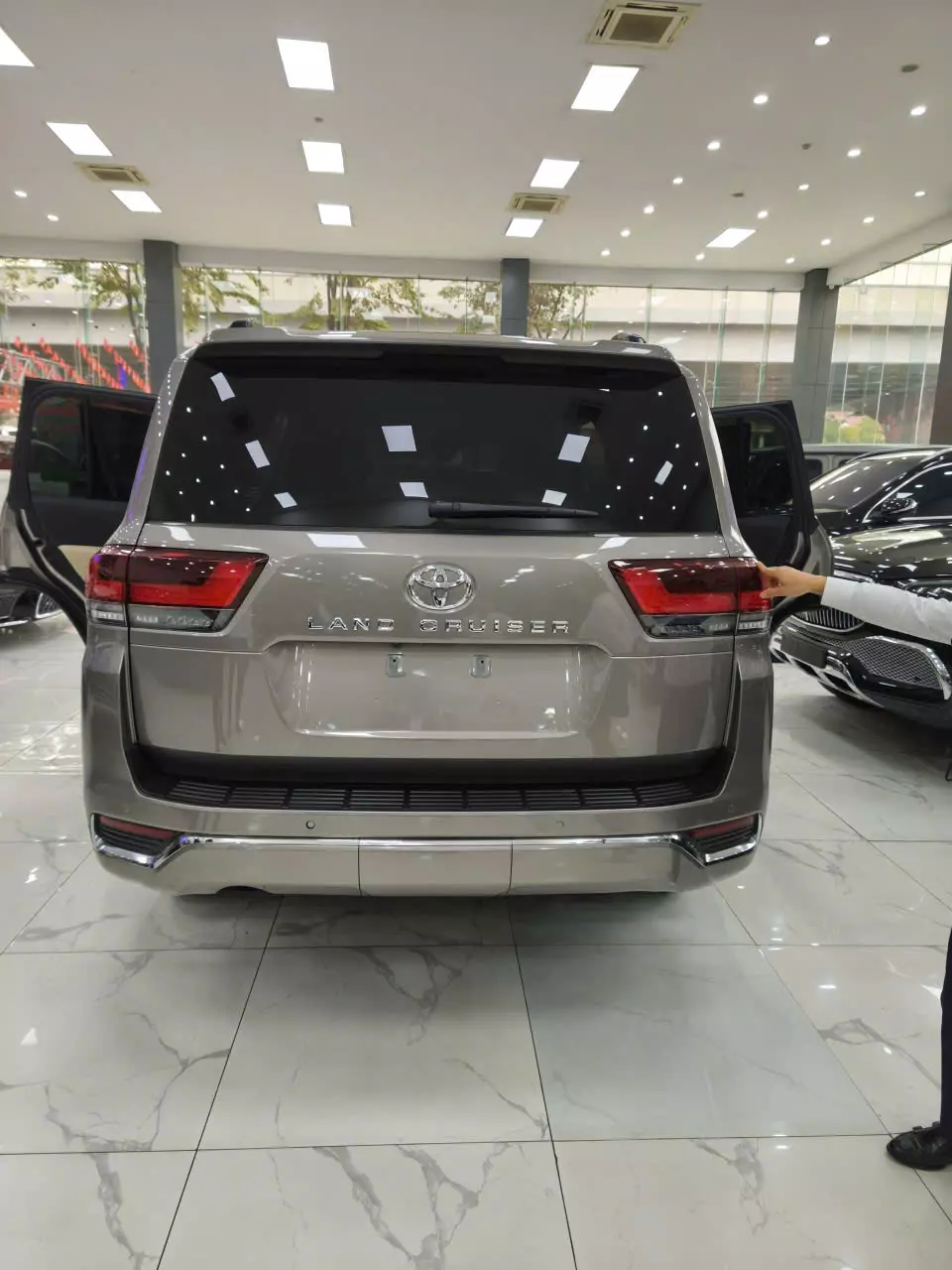  Land Cruiser LC300 Đồng sản xuất 2023 xe một chủ đi có 13.000Km xe siêu mới. Sơn zin cả xe, đã lên Bodikis Trung Đông-10