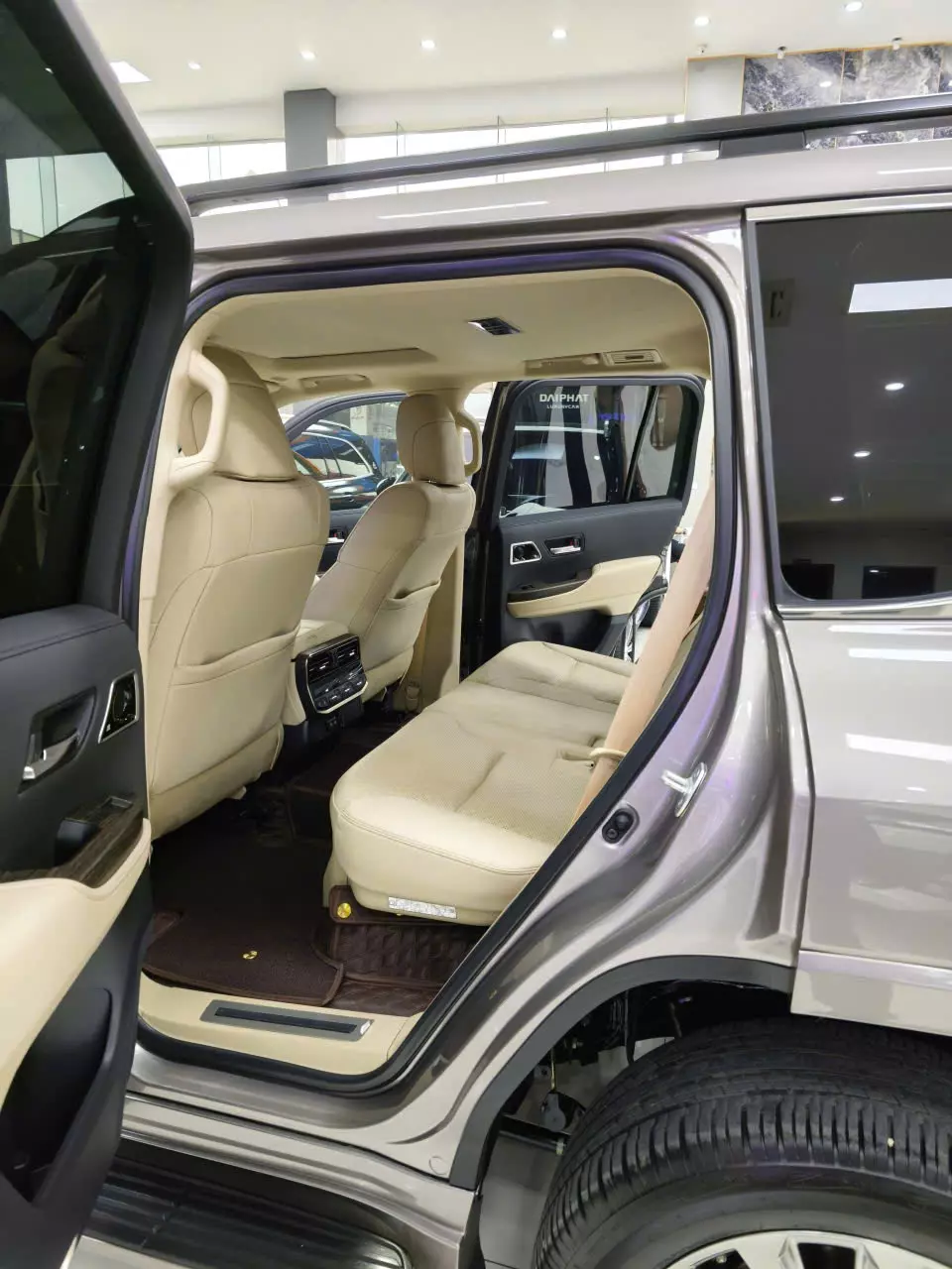  Land Cruiser LC300 Đồng sản xuất 2023 xe một chủ đi có 13.000Km xe siêu mới. Sơn zin cả xe, đã lên Bodikis Trung Đông-8