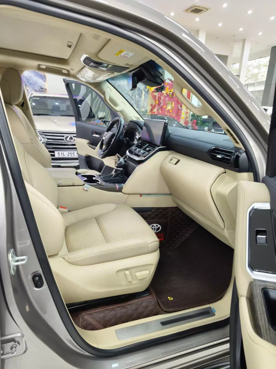  Land Cruiser LC300 Đồng sản xuất 2023 xe một chủ đi có 13.000Km xe siêu mới. Sơn zin cả xe, đã lên Bodikis Trung Đông-9