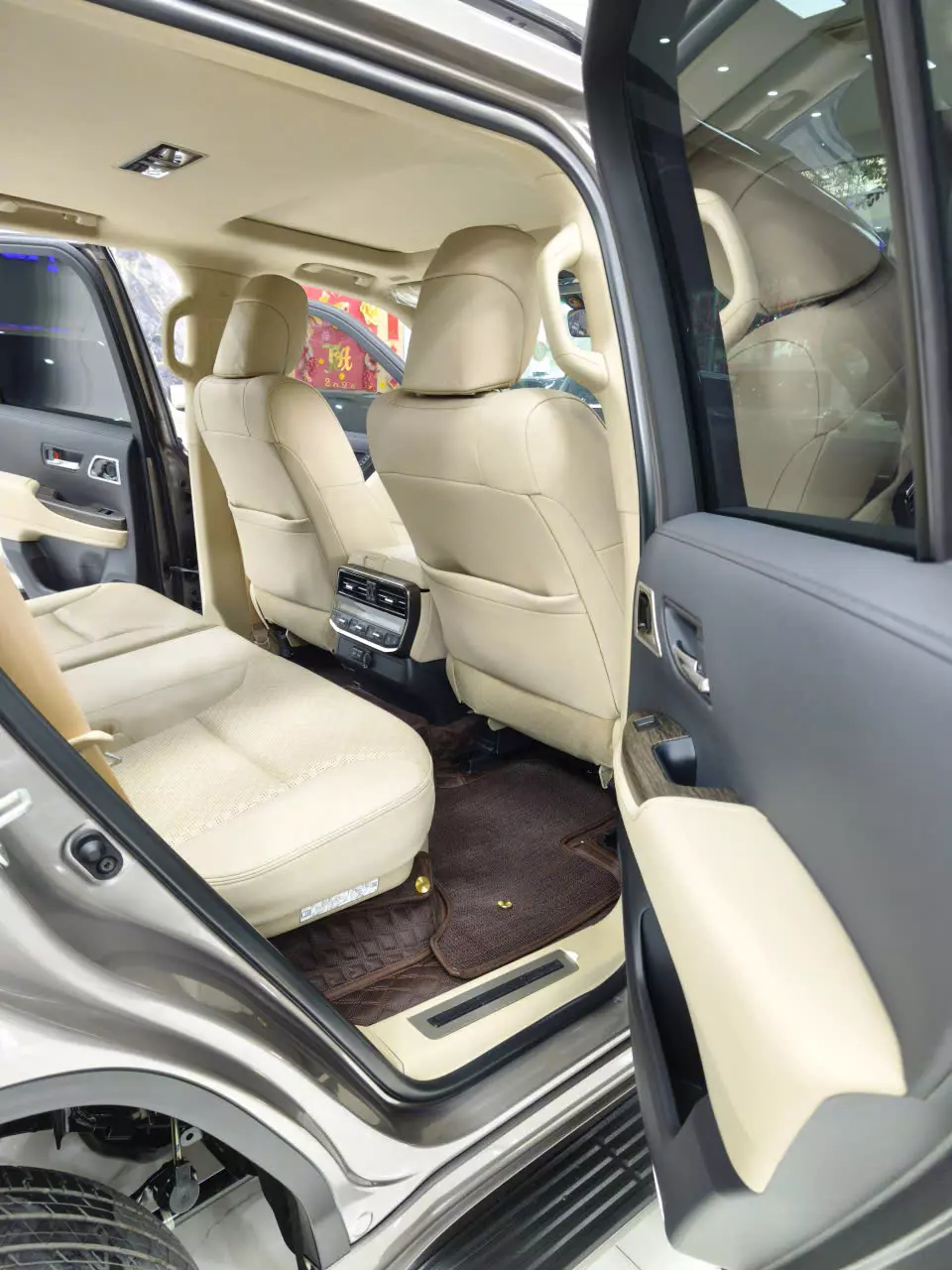  Land Cruiser LC300 Đồng sản xuất 2023 xe một chủ đi có 13.000Km xe siêu mới. Sơn zin cả xe, đã lên Bodikis Trung Đông-11