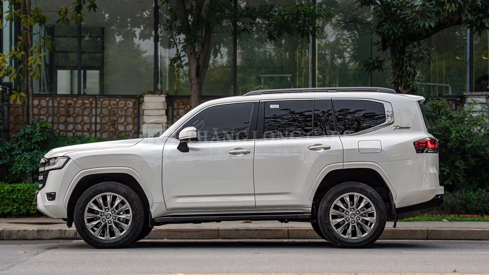 TOYOTA LAND CRUISER LC300 – TRẮNG/KEM ĐẲNG CẤP-3