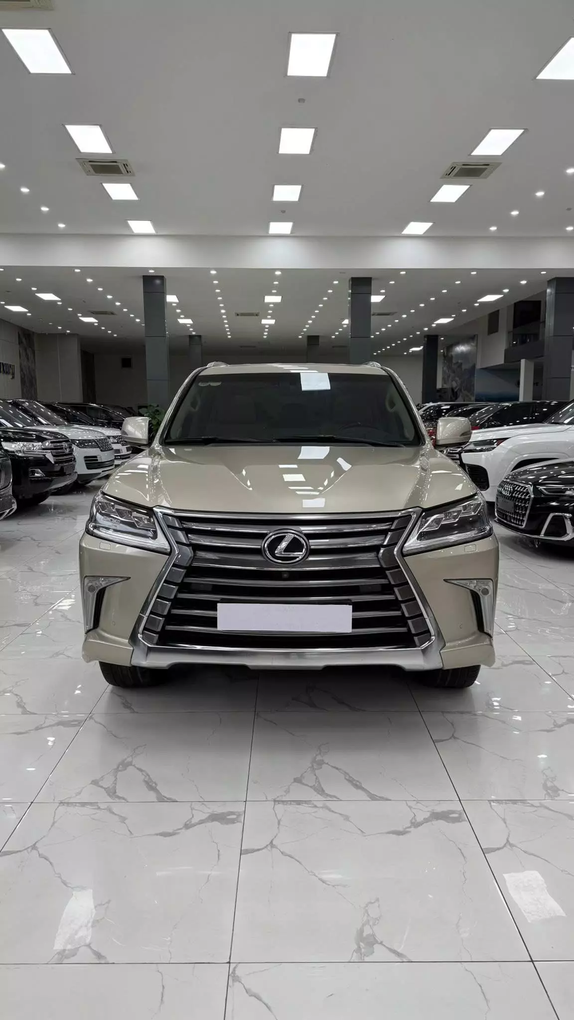 Bán Lexus LX570 sản xuất 2016 màu vàng cát.-0