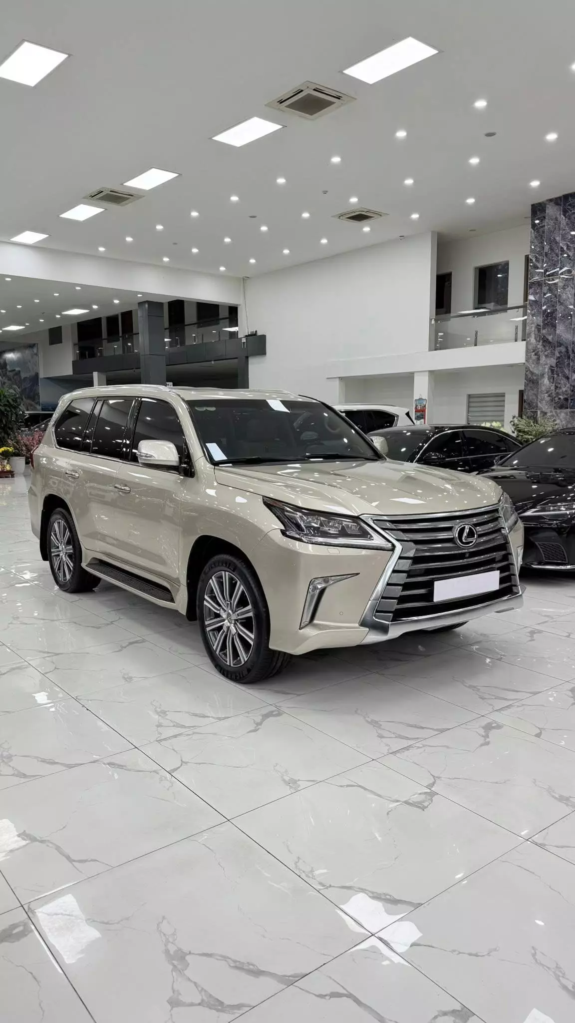 Bán Lexus LX570 sản xuất 2016 màu vàng cát.-1