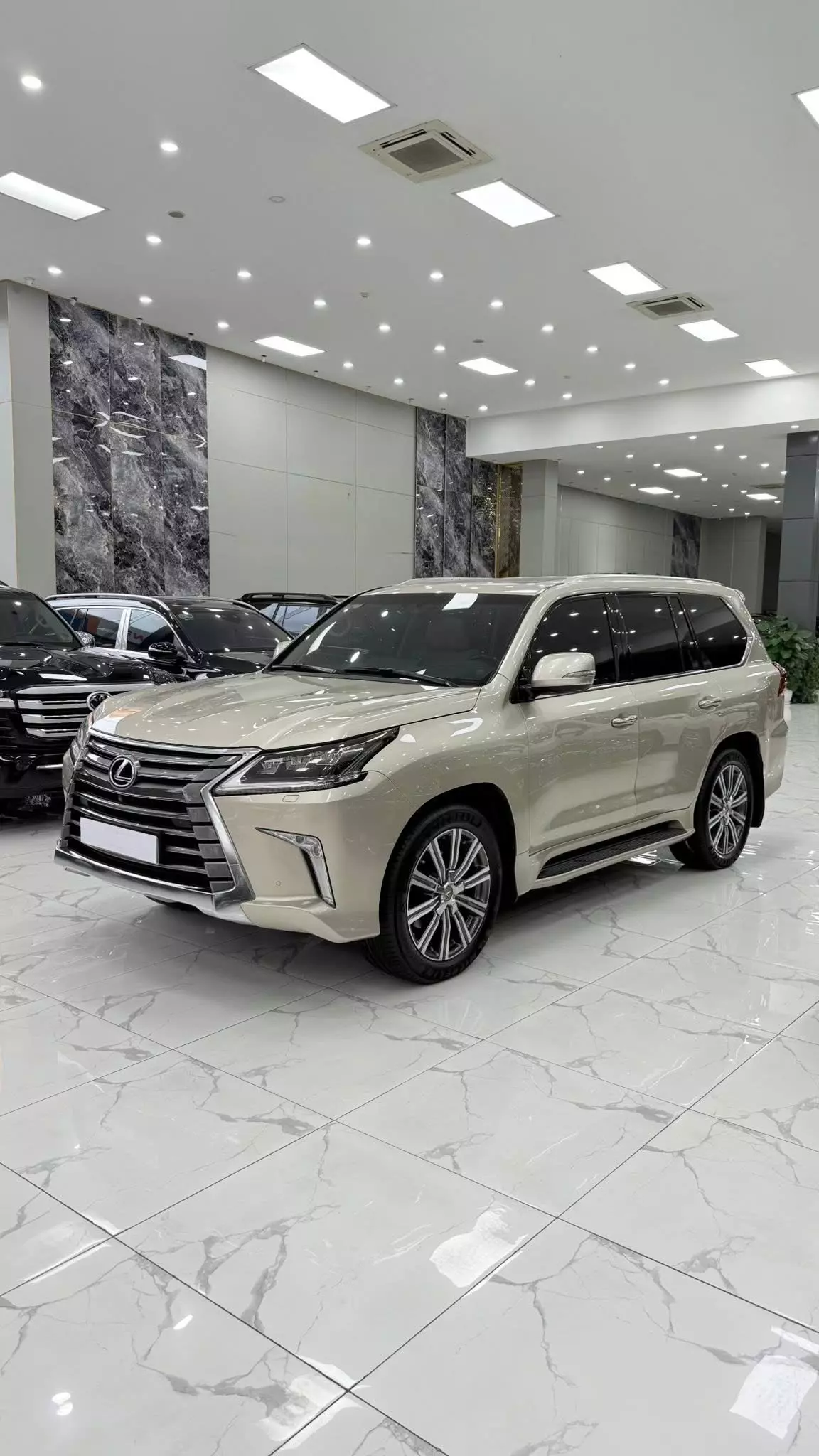 Bán Lexus LX570 sản xuất 2016 màu vàng cát.-2