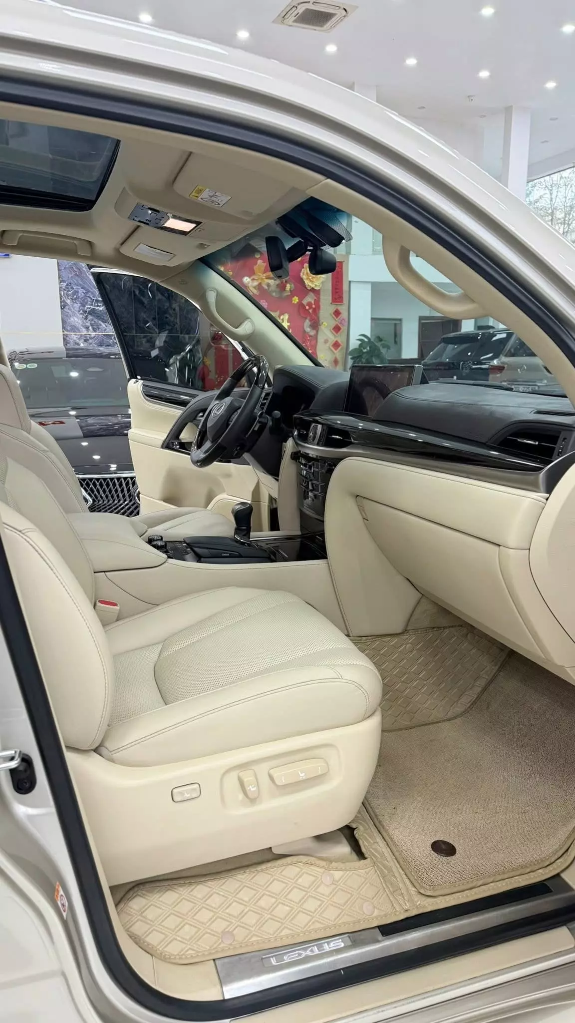 Bán Lexus LX570 sản xuất 2016 màu vàng cát.-9