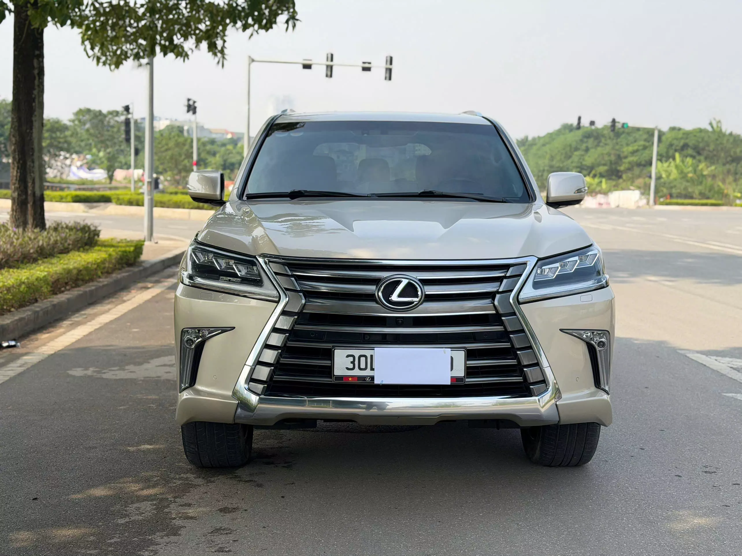 Em cần bán Lexus LX570 Vàng Cát xe sản xuất năm 2018 một chủ từ đầu. Cam kết xe đẹp không đâm đổ,-0