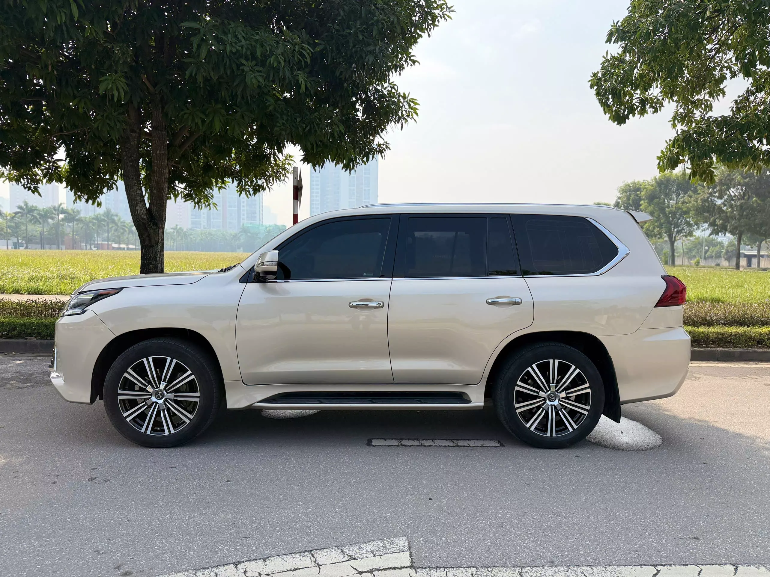Em cần bán Lexus LX570 Vàng Cát xe sản xuất năm 2018 một chủ từ đầu. Cam kết xe đẹp không đâm đổ,-2