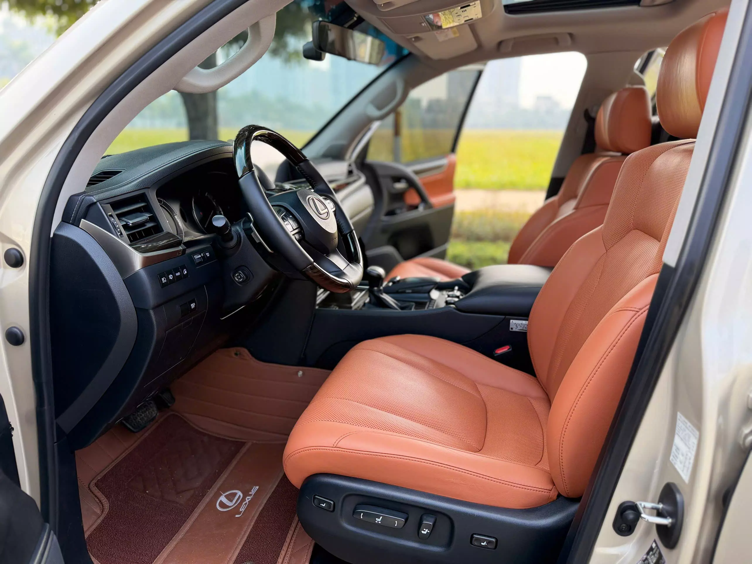 Em cần bán Lexus LX570 Vàng Cát xe sản xuất năm 2018 một chủ từ đầu. Cam kết xe đẹp không đâm đổ,-4