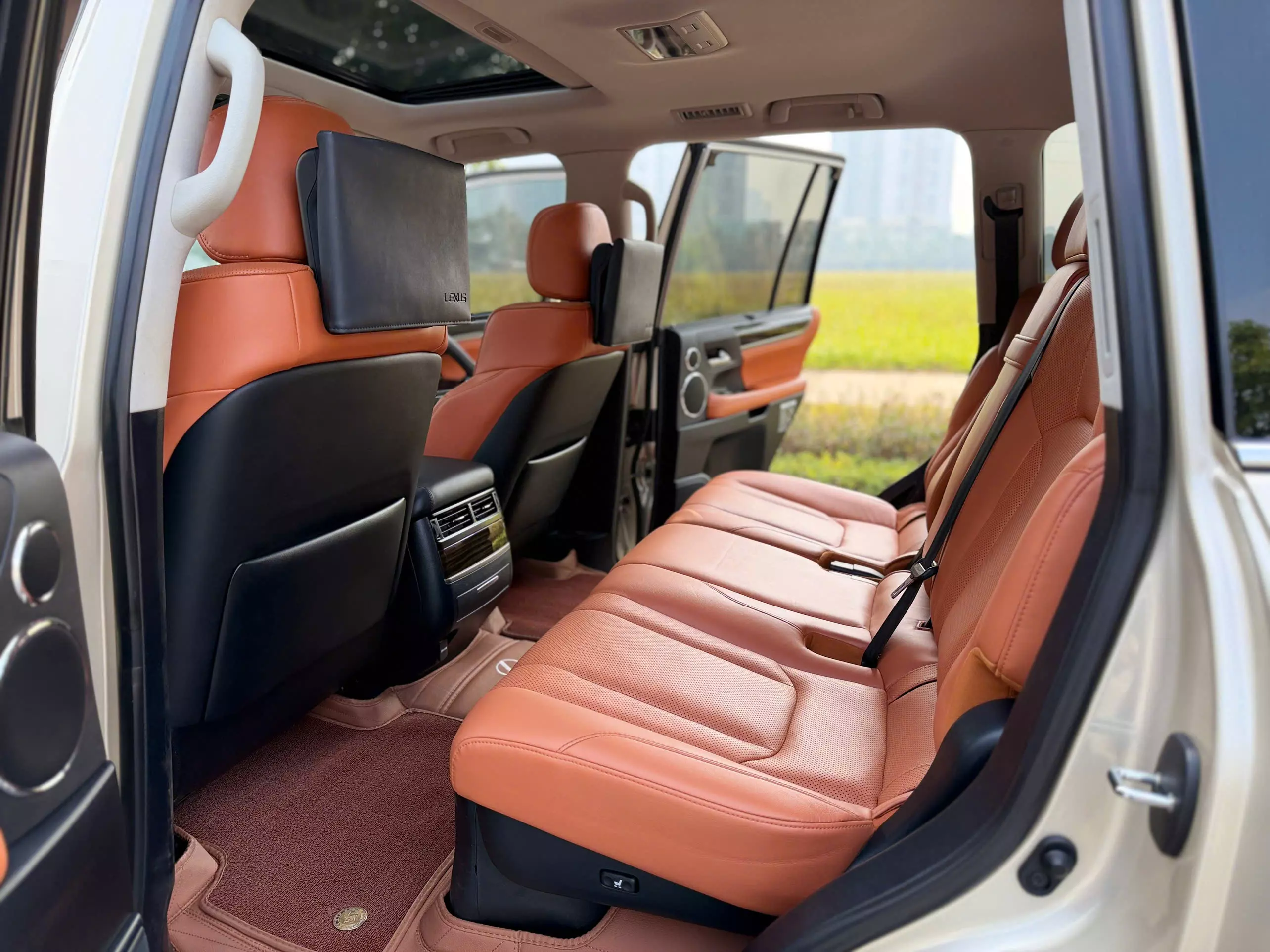 Em cần bán Lexus LX570 Vàng Cát xe sản xuất năm 2018 một chủ từ đầu. Cam kết xe đẹp không đâm đổ,-5