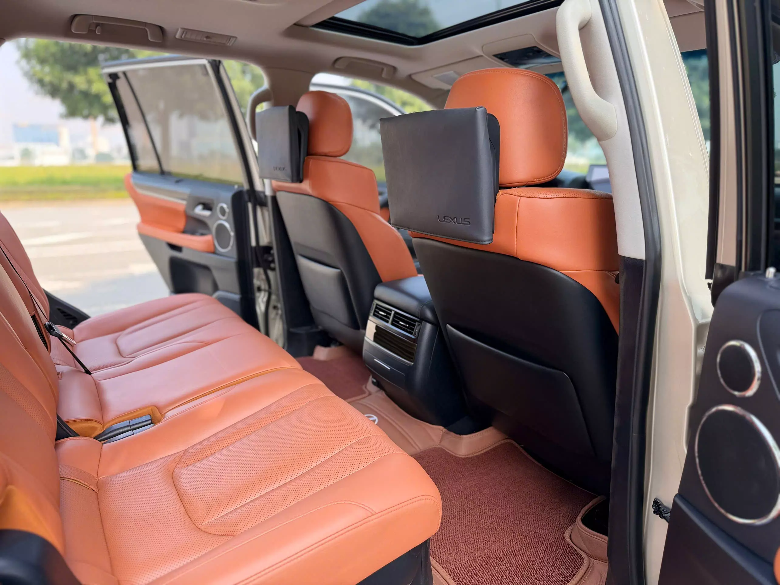 Em cần bán Lexus LX570 Vàng Cát xe sản xuất năm 2018 một chủ từ đầu. Cam kết xe đẹp không đâm đổ,-6