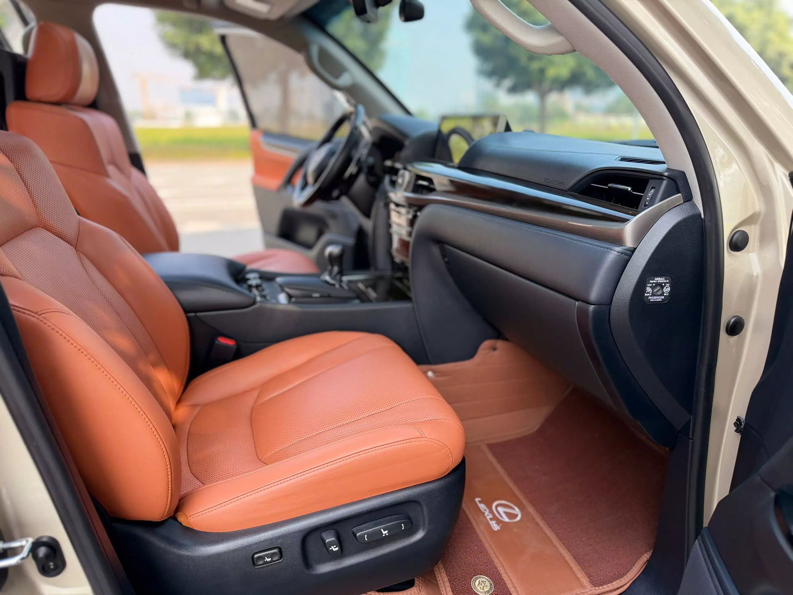 Em cần bán Lexus LX570 Vàng Cát xe sản xuất năm 2018 một chủ từ đầu. Cam kết xe đẹp không đâm đổ,-7