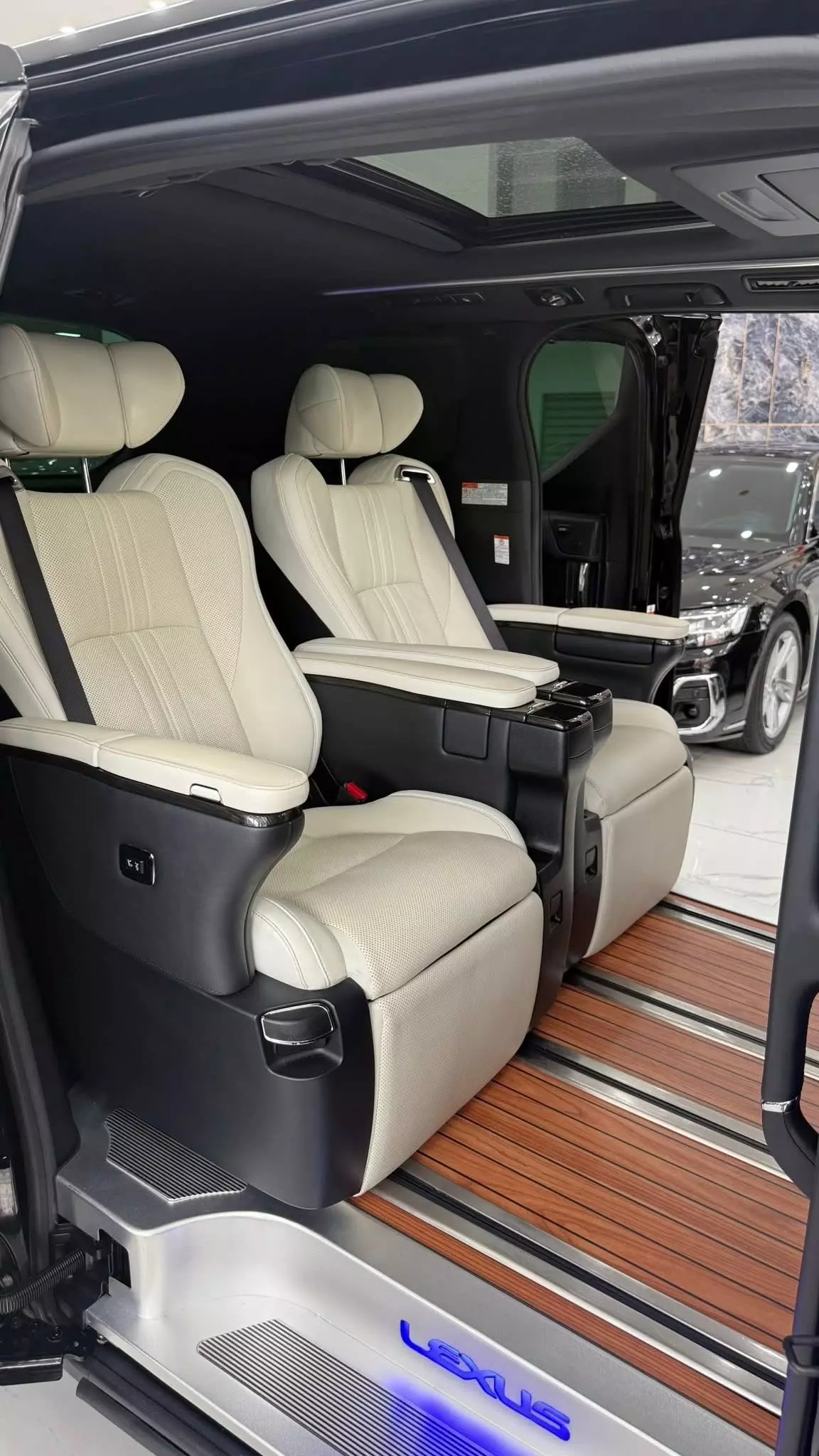 Bán Lexus LM350 sản xuất 2021. Xe cực đẹp.-10