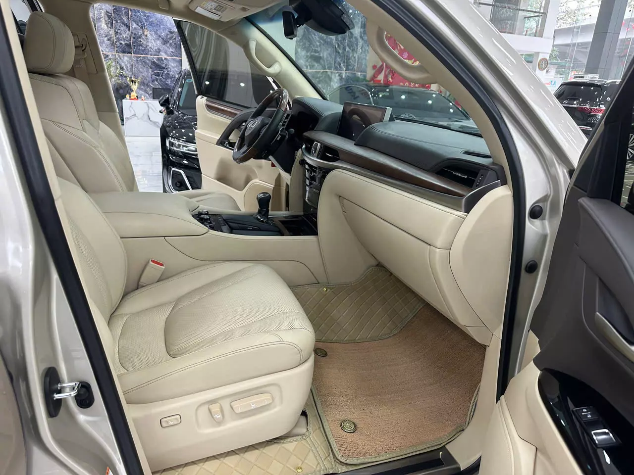 Cần bán Lexus LX 570 2019, màu vàng, nhập khẩu Mỹ -4