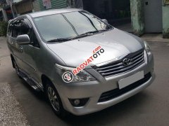 Bán gấp Toyota Innova V đời 2014, màu bạc 