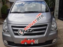 Bán Hyundai Starex 2.5 MT đời 2017, màu bạc còn mới