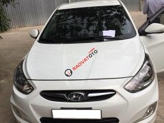 Cần bán xe Hyundai Accent 2013 số tự động màu trắng