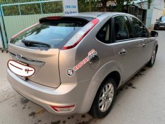 Cần bán gấp xe cũ Ford Focus 1.8 sản xuất 2010, màu bạc