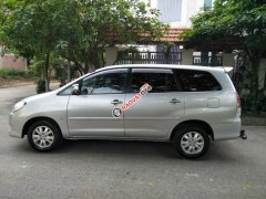 Bán Toyota Innova 2.0V sản xuất 2009, số tự động, màu bạc, chính chủ làm công chức chạy ít 8 vạn nên xe còn đẹp, giá 385tr