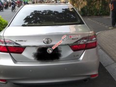 Cần bán xe Toyota Camry E năm sản xuất 2016, màu bạc