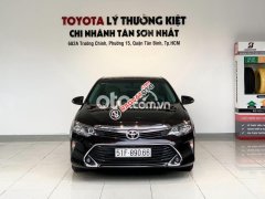 Cần bán Toyota Camry 2.0E sản xuất 2017, màu đen, 750 triệu