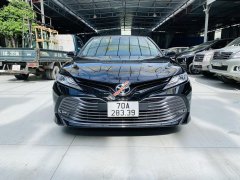 Bán xe Toyota Camry AT sản xuất năm 2020, xe màu đen, cực sang và mới, có trả góp