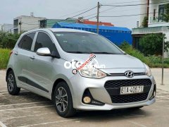 Cần bán gấp Hyundai Grand i10 1.2AT năm sản xuất 2017, màu bạc