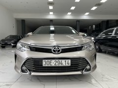Toyota Camry 2.5Q màu vàng cát xe sản xuất năm 2017 biển Hà Nội tên cá nhân