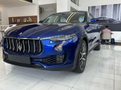 Gía xe maserati levante 2019 xe mới 100@ màu xanh, trắng nội thất da vàng hổ trợ vay 65%