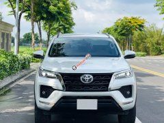 Màu trắng, nội thất đen Màu trắng, nội thất đen