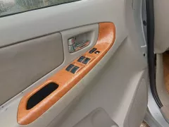 Toyota Innova, sản xuất năm 2010, màu vàng sang trọng, phù hợp cho gia đình Toyota Innova, sản xuất năm 2010, màu vàng sang trọng, phù hợp cho gia đình