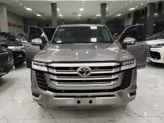  Land Cruiser LC300 Đồng sản xuất 2023 xe một chủ đi có 13.000Km xe siêu mới. Sơn zin cả xe, đã lên Bodikis Trung Đông