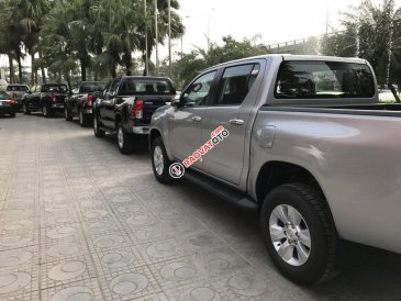 Toyota Hilux 2.8AT đời 2018, màu xám (ghi), nhập khẩu chính hãng, hỗ trợ 90% trả góp, giao xe ngay