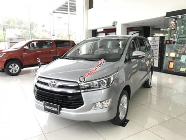 Bán ô tô Toyota Innova V đời 2017, màu bạc, 940 triệu, giao xe ngay, hỗ trợ trả góp 90%