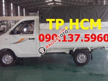 Bán Thaco Towner 950A sản xuất mới, màu trắng thùng mui bạt tôn đen