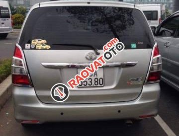 Bán xe Toyota Innova E 2.0 đời 2013, màu bạc xe gia đình